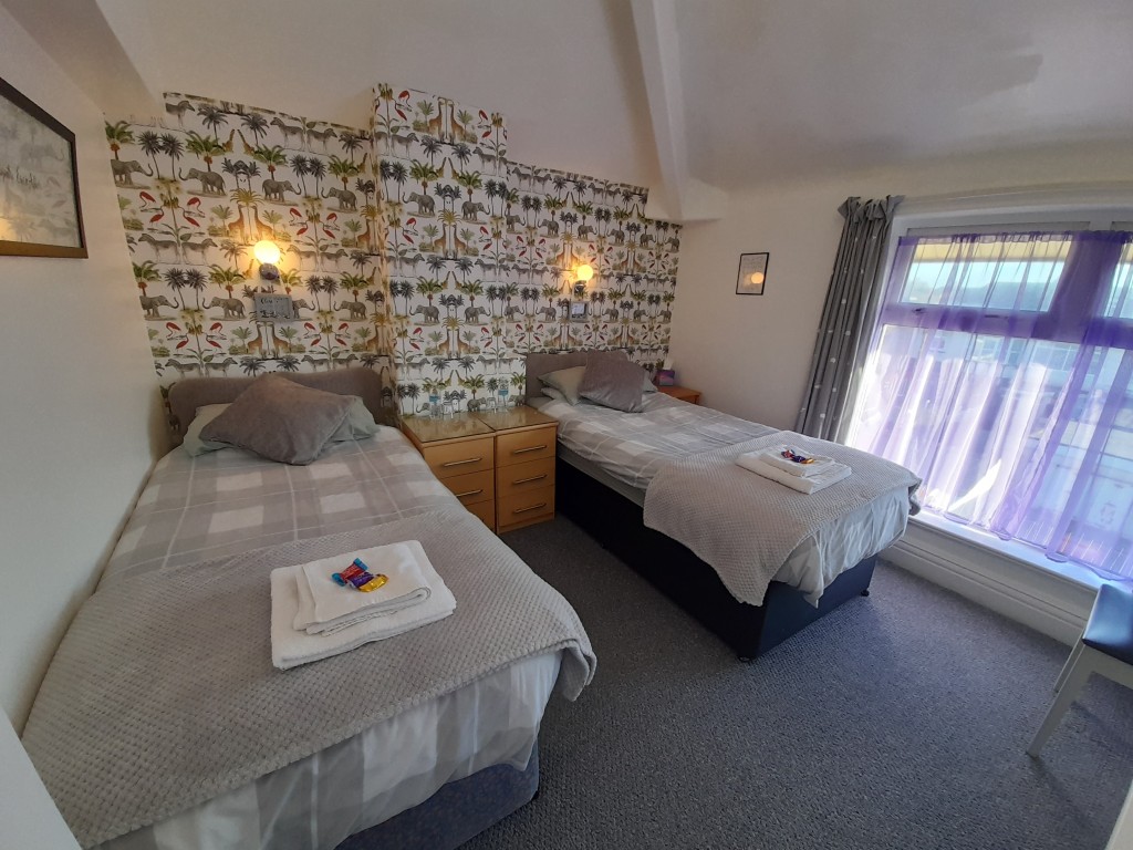 Lot: 32 - FORMER GUEST HOUSE WITH POTENTIAL - Bedroom seven